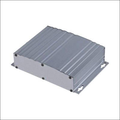 外殼由鋁合金拉伸成型，表面氧化處理。 具有較強的散熱性能（表面噴黑漆效果更佳）及電磁屏蔽性能。 標準定貨含前后面板及固定螺釘。 殼體深度尺寸根據需要可任意定制。